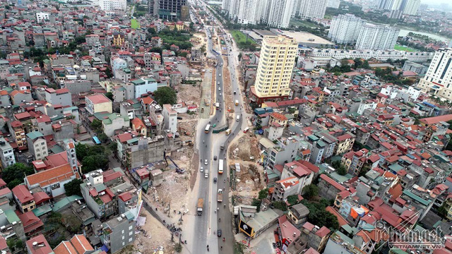 Mặt cắt ngang đường Phạm Văn Đồng sẽ được mở rộng từ 56 m l&ecirc;n 93 m, mỗi b&ecirc;n 6 l&agrave;n xe cơ giới đang trong qu&aacute; tr&igrave;nh ho&agrave;n thiện. (Ảnh: Vietnamnet)