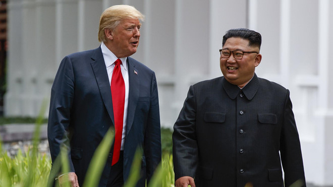 Tổng thống Mỹ Donald Trump gặp nh&agrave; l&atilde;nh đạo Triều Ti&ecirc;n Kim Jong Un tại Singapore v&agrave;o th&aacute;ng 6/2018. Ảnh:&nbsp;AP.