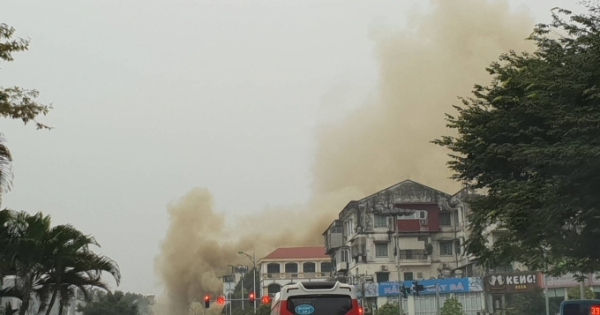 chay lon cot khoi cao 30m bao phu goc duong nguyen van huyen