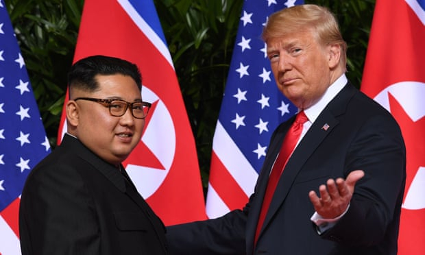 Tổng thống Trump gặp nh&agrave; l&atilde;nh đạo Triều Ti&ecirc;n Kim Jong-un tại Singapore ng&agrave;y 12/6/2018. Ảnh: AFP