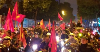 Hàng vạn người xuống đường ăn mừng chiến thắng của tuyển Việt Nam