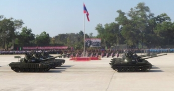 Lào phô diễn vũ khí mới sau khi trả lại xe tăng huyền thoại T-34 cho Nga