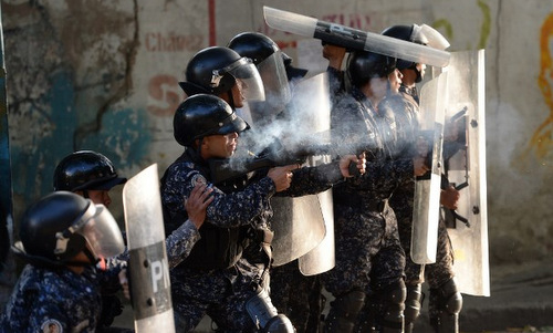 Cảnh s&aacute;t chống bạo động Venezuela trấn &aacute;p người biểu t&igrave;nh h&ocirc;m 21/1. Ảnh:&nbsp;AFP.