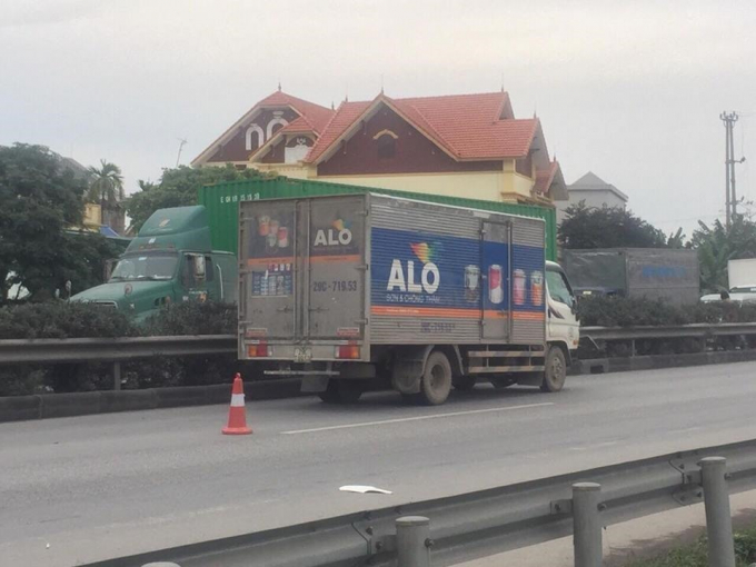 Chiếc xe tải chở sơn Alo g&acirc;y tai nạn.