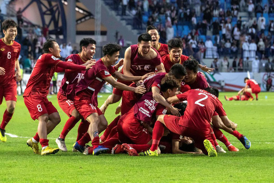C&aacute;c tuyển thủ Việt Nam ăn mừng sau khi đ&aacute;nh bại tuyển Jordan để v&agrave;o tứ kết Asian Cup 2019. Ảnh: The Nation.