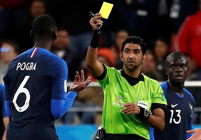 Trọng t&agrave;i Mohammed Abdulla Hassan Mohamed từng r&uacute;t thẻ v&agrave;ng phạt Pogba ở World Cup 2018. (Nguồn: Reuters)