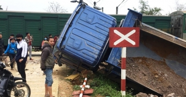 Thanh Hóa: Băng qua đường sắt, xe tải bị tàu húc văng ra ngoài