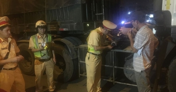 TP HCM: CSGT ra quân "đón lõng" tài xế để kiểm tra ma túy