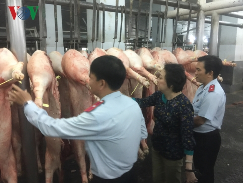 Đo&agrave;n Kiểm tra Ban Quản l&yacute; ATTP TPHCM kiểm tra truy xuất nguồn gốc thịt heo tại chợ đầu mối H&oacute;c M&ocirc;n.