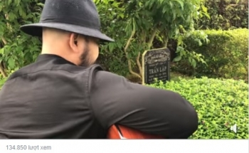 [Clip]: Người đàn ông ôm đàn hát trước mộ cố nhạc sĩ, ca sĩ Trần Lập gây "bão"
