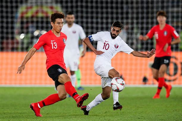 Tiền vệ Koo Ja Cheol trong trận đấu với Qatar.