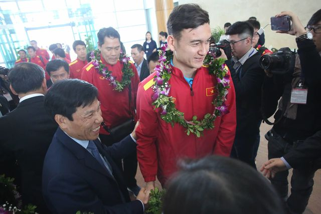 Bộ trưởng Nguyễn Ngọc Thiện chia sẻ niềm vui với Văn L&acirc;m
