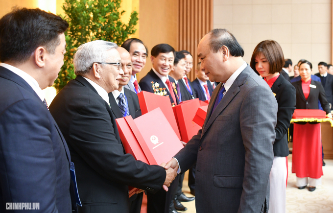 Thủ tướng Nguyễn Xu&acirc;n Ph&uacute;c tặng qu&agrave; cho c&aacute;c đại biểu.