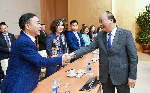 Thủ tướng Nguyễn Xu&acirc;n Ph&uacute;c thăm hỏi c&aacute;c kiều b&agrave;o.