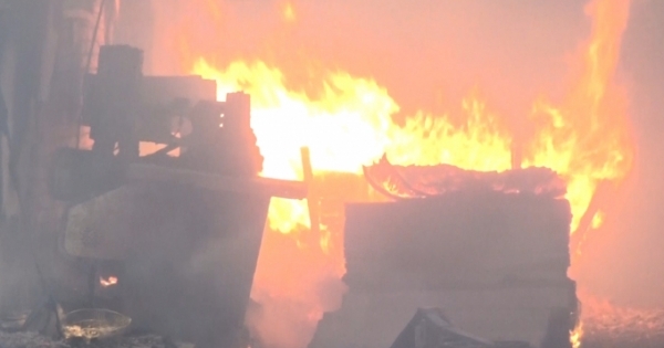 Bình Dương: "Bà hỏa" thiêu rụi hàng ngàn m2 nhà xưởng