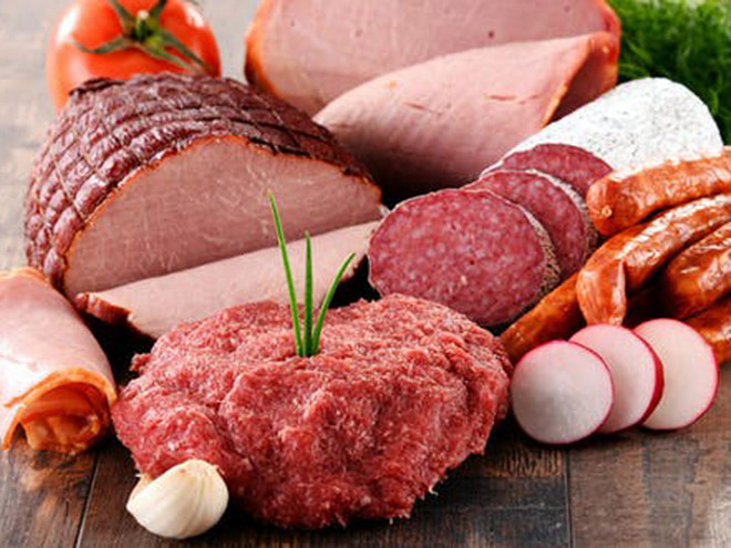 Ăn nhiều thịt chế biến sẵn như x&uacute;c x&iacute;ch, giăm b&ocirc;ng, thịt x&ocirc;ng kh&oacute;i v&agrave; một số loại thịt nguội, l&agrave;m tăng nguy cơ ung thư.