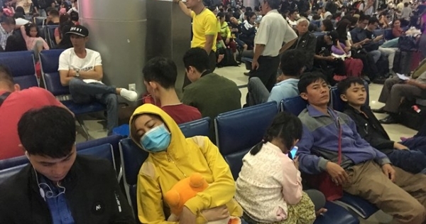 Sân bay Tân Sơn Nhất đông nghìn nghịt