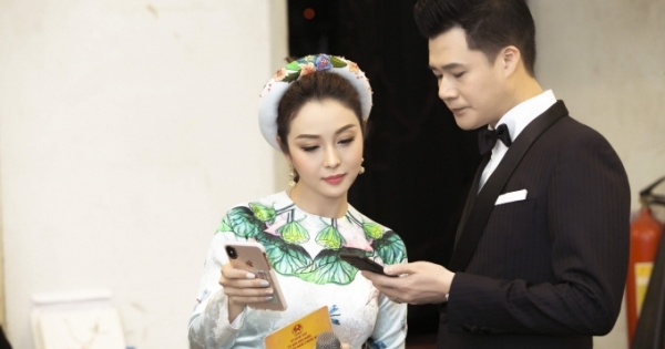 Jennifer Phạm vui vẻ tạo dáng bên chồng cũ Quang Dũng trong sự kiện