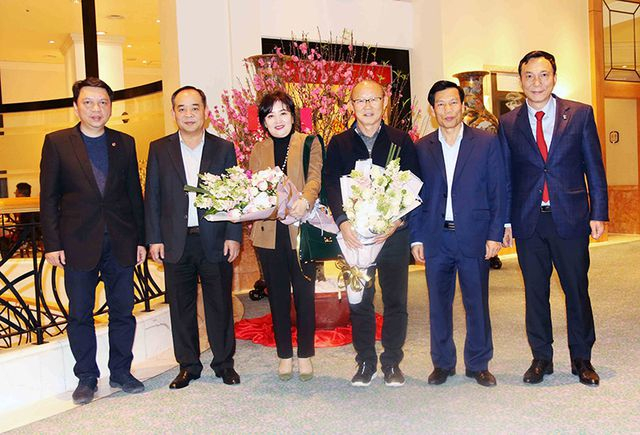 HLV Park Hang Seo nhận qu&agrave; từ Thủ tướng trước khi về nước ăn Tết