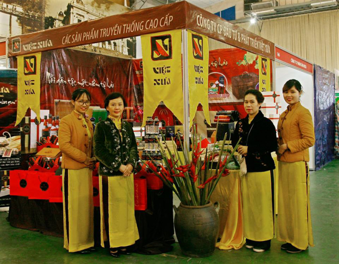 Việt Xưa được biết đến với những sản phẩm truyền thống cao cấp mang thương hiệu Việt như rượu, tr&agrave;, kẹo vừng.