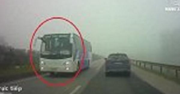 Clip: Xe khách Samsung ngang nhiên đi ngược chiều trên cao tốc Hà Nội - Thái Nguyên