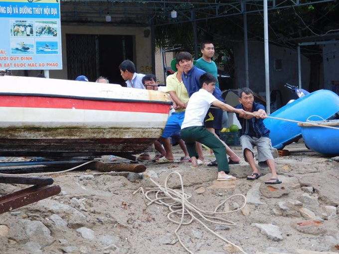 Trong cuộc sống đời thường, chiến sĩ bi&ecirc;n ph&ograve;ng trở th&agrave;nh người bạn đồng h&agrave;nh c&ugrave;ng người d&acirc;n v&ugrave;ng đảo. Trung &uacute;y Nguyễn Văn Nam gi&uacute;p người d&acirc;n k&eacute;o chiếc thuyền bị ch&igrave;m l&ecirc;n bờ