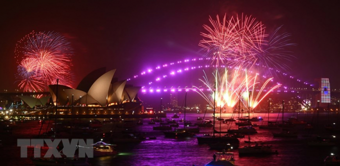 Cầu cảng Sydney rực rỡ trong sắc pháo hoa muôn màu mừng Năm mới 2020, ngày 1/1/2020. (Ảnh: AFP/TTXVN)