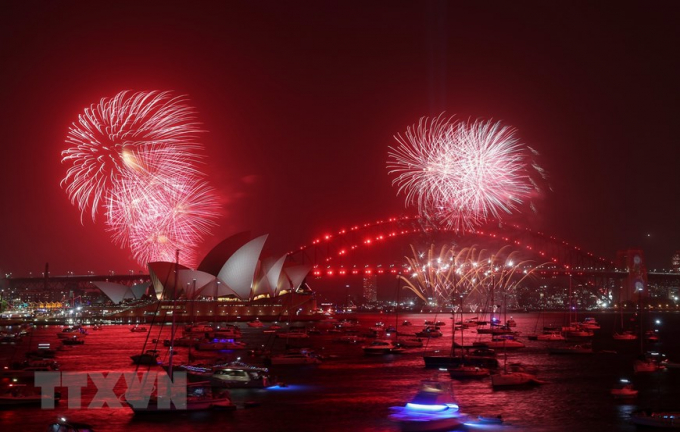 Hàng chục nghìn người dân Australia cũng tập trung tại trung tâm thành phố Melbourne để tận hưởng bữa tiệc đón năm mới. (Ảnh: TTXVN phát)