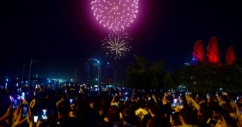 Mãn nhãn với pháo hoa trên bầu trời Sài Gòn