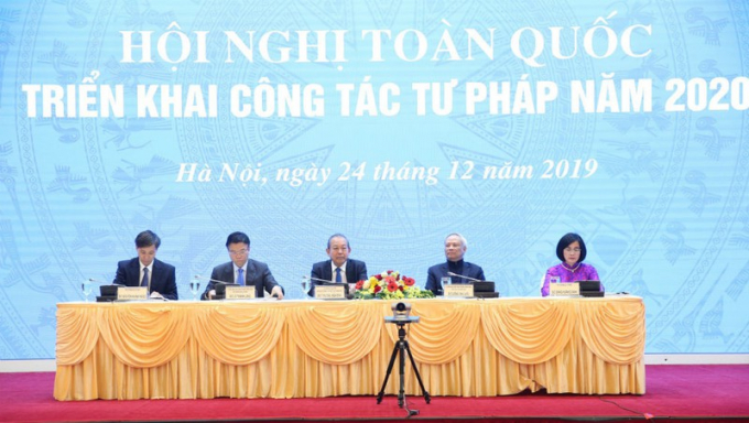 Phó Thủ tướng Thường trực Chính phủ Trương Hòa Bình, Phó Chủ tịch Quốc hội Uông Chu Lưu, Bộ trưởng Lê Thành Long đồng chủ trì Hội nghị trực tuyến toàn quốc triển khai công tác tư pháp năm 2020