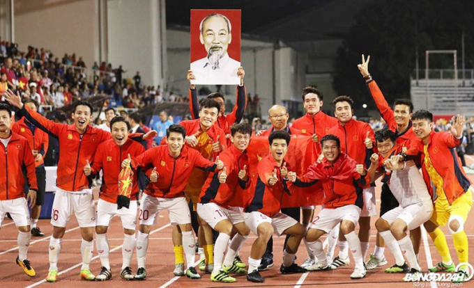 Niềm vui chiến thắng của đội bóng đá Việt Nam tại SEA Games 30