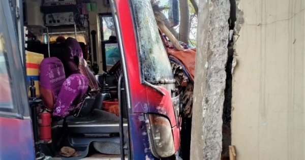 Hà Tĩnh: Bị trâu ngáng đường, xe khách đâm vào nhà dân