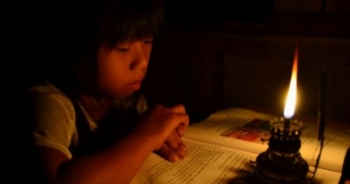 Dưới đèn đọc sách