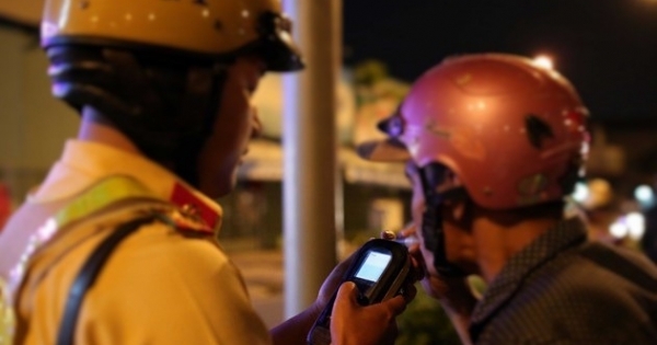 Nghệ An: Bị phạt 7 triệu đồng vì uống 6 chén rượu vẫn chạy xe máy