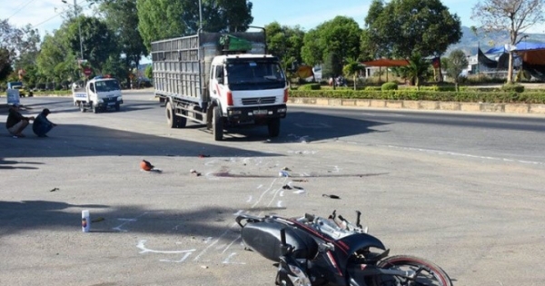 Kom Tum: Va chạm với xe tải, 2 nữ sinh thương vong