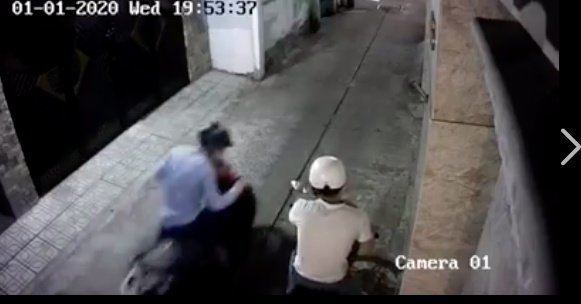 Camera ghi lại hình ảnh 2 tên trộm xe máy nhà nam ca sĩ Hồ Quang Hiếu.