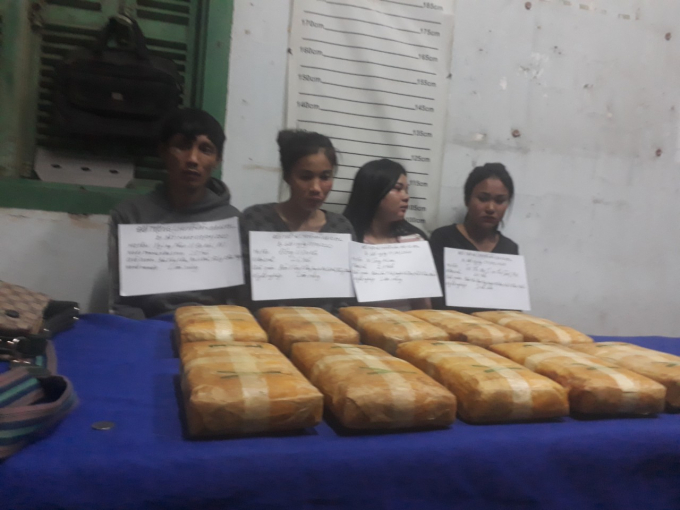 BĐBP bắt giữ 4 đối tượng người Lào và tang vật 60.000 viên ma túy tổng hợp.