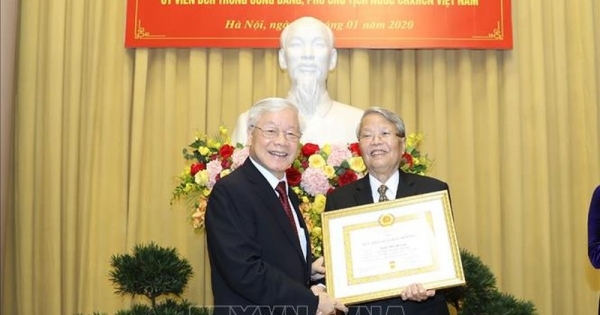 Trao tặng Huy hiệu Đảng cho Nguyên Chủ tịch nước Trần Đức Lương
