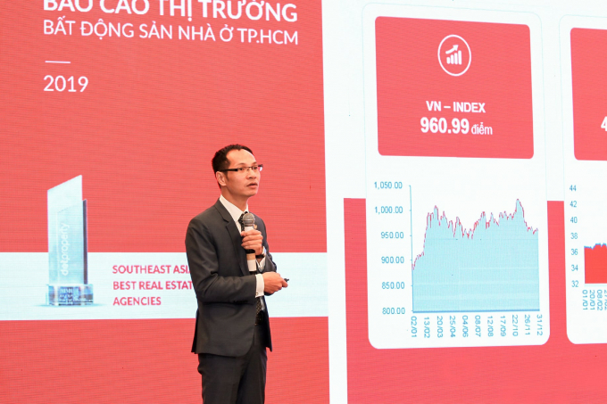 Ông Nguyễn Hoàng – Giám đốc bộ phận R&amp;amp;D DKRA Vietnam trình bày diễn biến thị trường trong năm 2019, đồng thời đưa ra dự báo cho năm 2020.