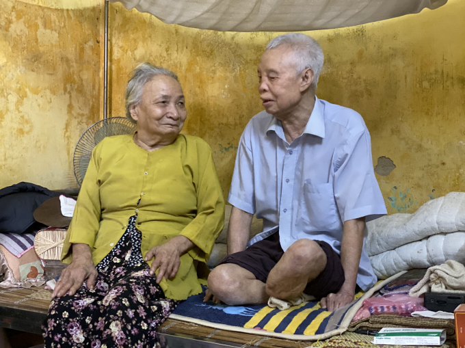 Hai vợ chồng cụ Nguyễn Xuân Phước và cụ Hoàng thị Tỵ phấn khởi đón đoàn tới thăm