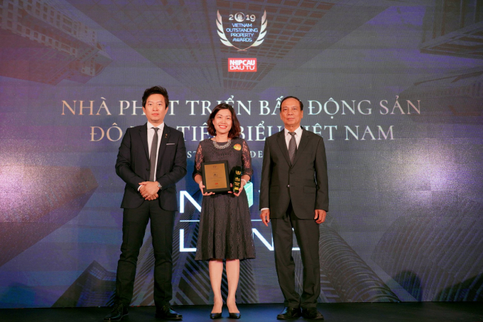Đại diện Tập đoàn Novaland nhận giải thưởng “Nhà phát triển BĐS đô thị tiêu biểu Việt Nam 2019”.