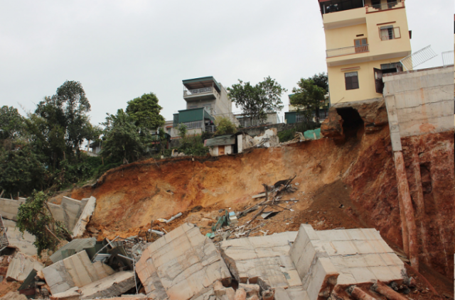 Quảng Ninh: Sạt lở bờ kè, 16 hộ dân phải di dời khỏi vùng nguy hiểm