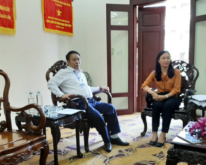 Ông Hoàng Mạnh Dũng, Chủ tịch UBND huyện Thanh Liêm, bà Trần Thị Phương - Trưởng phòng Giáo dục và Đào tạo huyện.