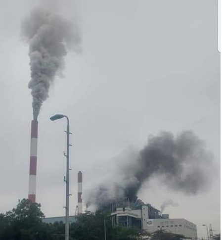Một lượng lớn khói bụi bất ngờ bốc lên và bao phủ một phần khu vực nhà máy. Ảnh Quảng Ninh 24h.