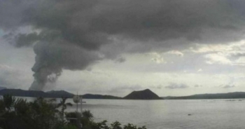 Núi lửa Taal tại Philippines bắt đầu phun dung nham