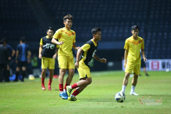 Các cầu thủ U23 Việt Nam khởi động trước trận đấu. Ảnh: SN