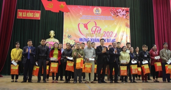Bộ trưởng Lê Thành Long trao quà Tết cho công nhân, viên chức tại Hà Tĩnh