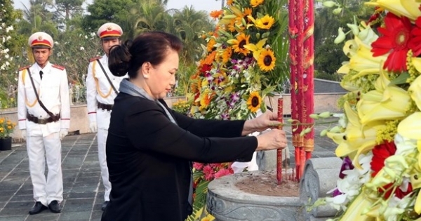 Chủ tịch Quốc hội dâng hương viếng Nghĩa trang Liệt sỹ tỉnh Bến Tre
