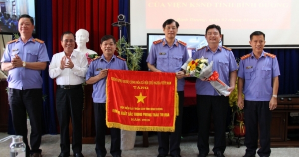 Viện Kiểm sát nhân dân tỉnh Bình Dương vinh dự nhận cờ thi đua của Chính phủ