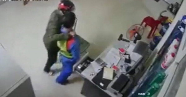 Khởi tố nam thanh niên dùng dao khống chế cướp tiền nhân viên cửa hàng xăng dầu